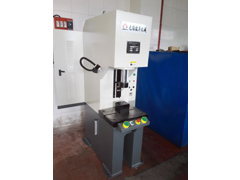 医生掀开奶罩边躁边狠狠躁视频